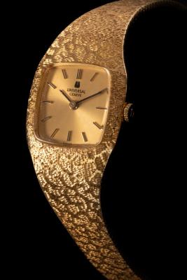 A lady s Universal Geneve wristwatch  2794ec
