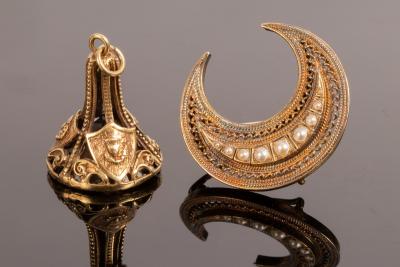 A Victorian crescent brooch, set