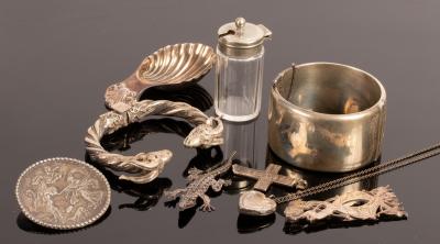 A quantity of silver and white