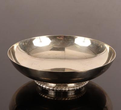 A circular silver bowl Page Keen 2795c4