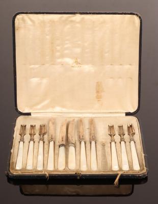 Six silver dessert forks with mother of pearl 2795e4