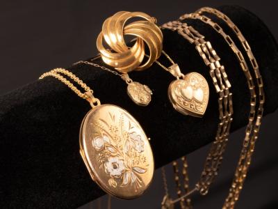 Three 9ct gold lockets on fine 279670