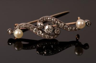 A diamond and pearl bar brooch 279696