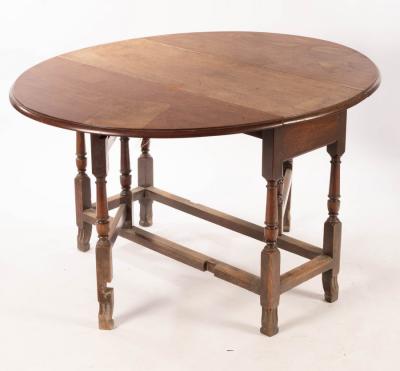 A mahogany two-flap gateleg table on