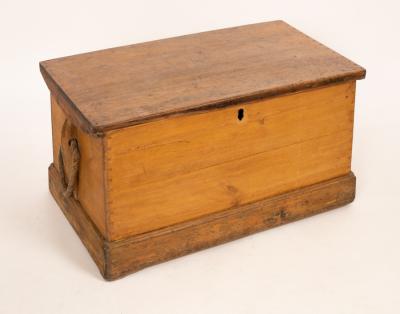 A pine blanket box with rope handles  27975e