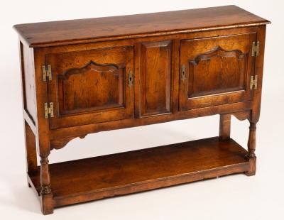 A small oak cupboard enclosed by two