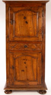 A 19th Century French walnut bonnetiere  2797f5