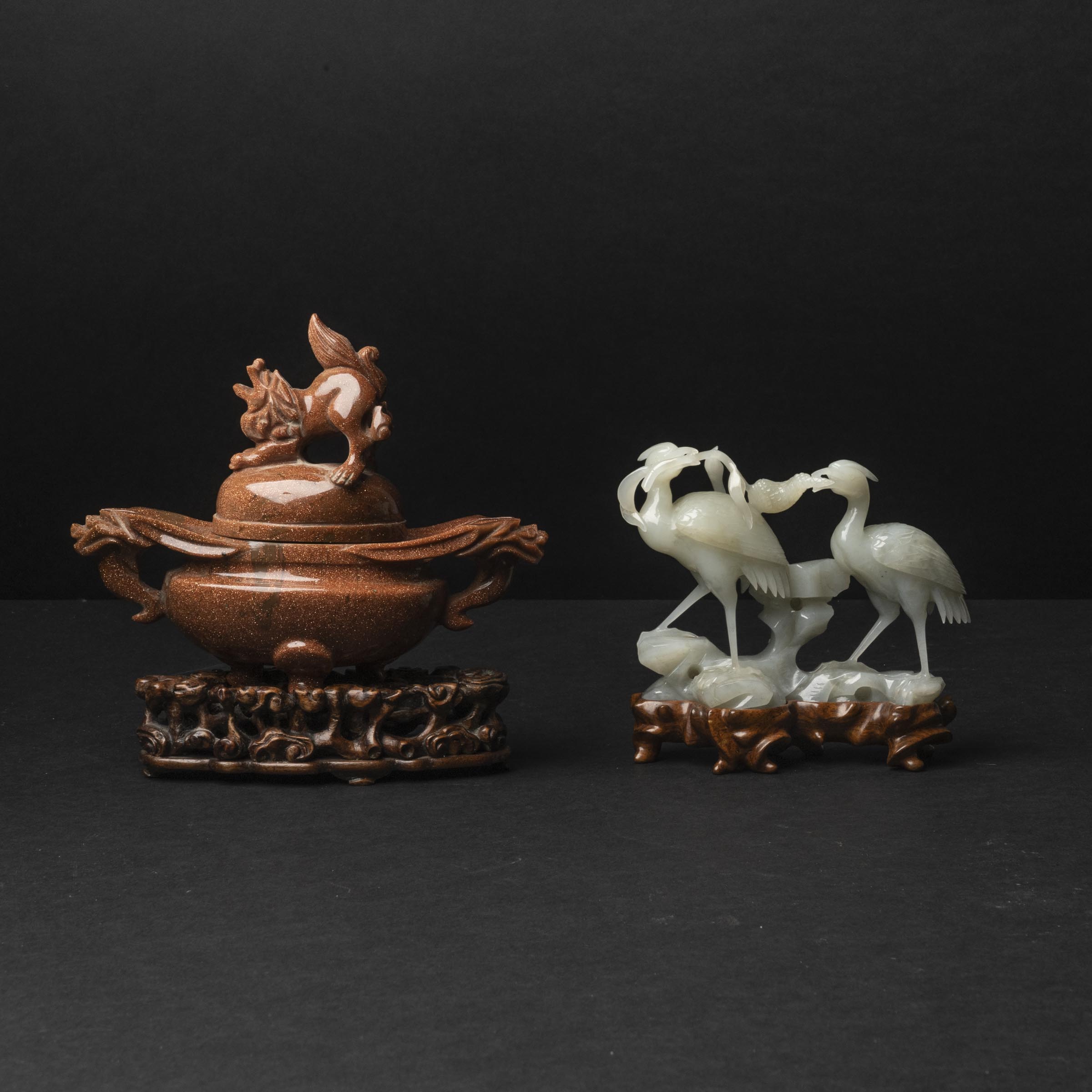 A White Jade Crane Holding Lingzhi  279b31