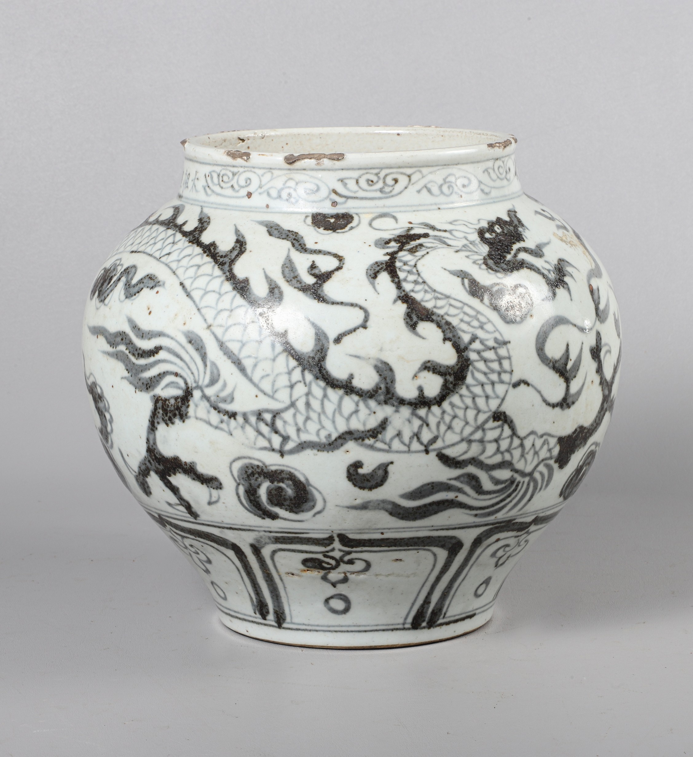 Chinese porcelain Ming style vase, dragon