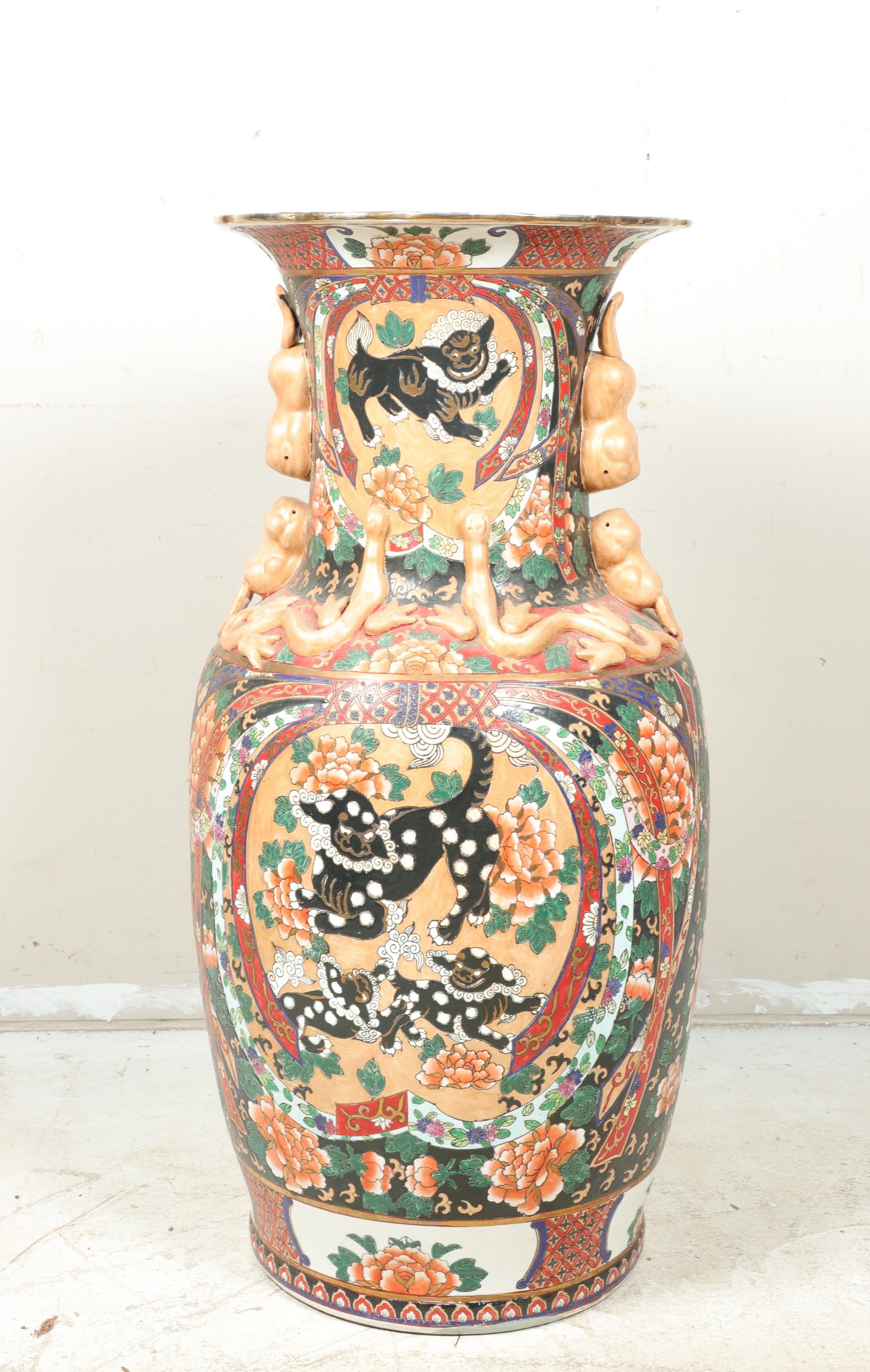 Chinese porcelain palace vase, foo dog