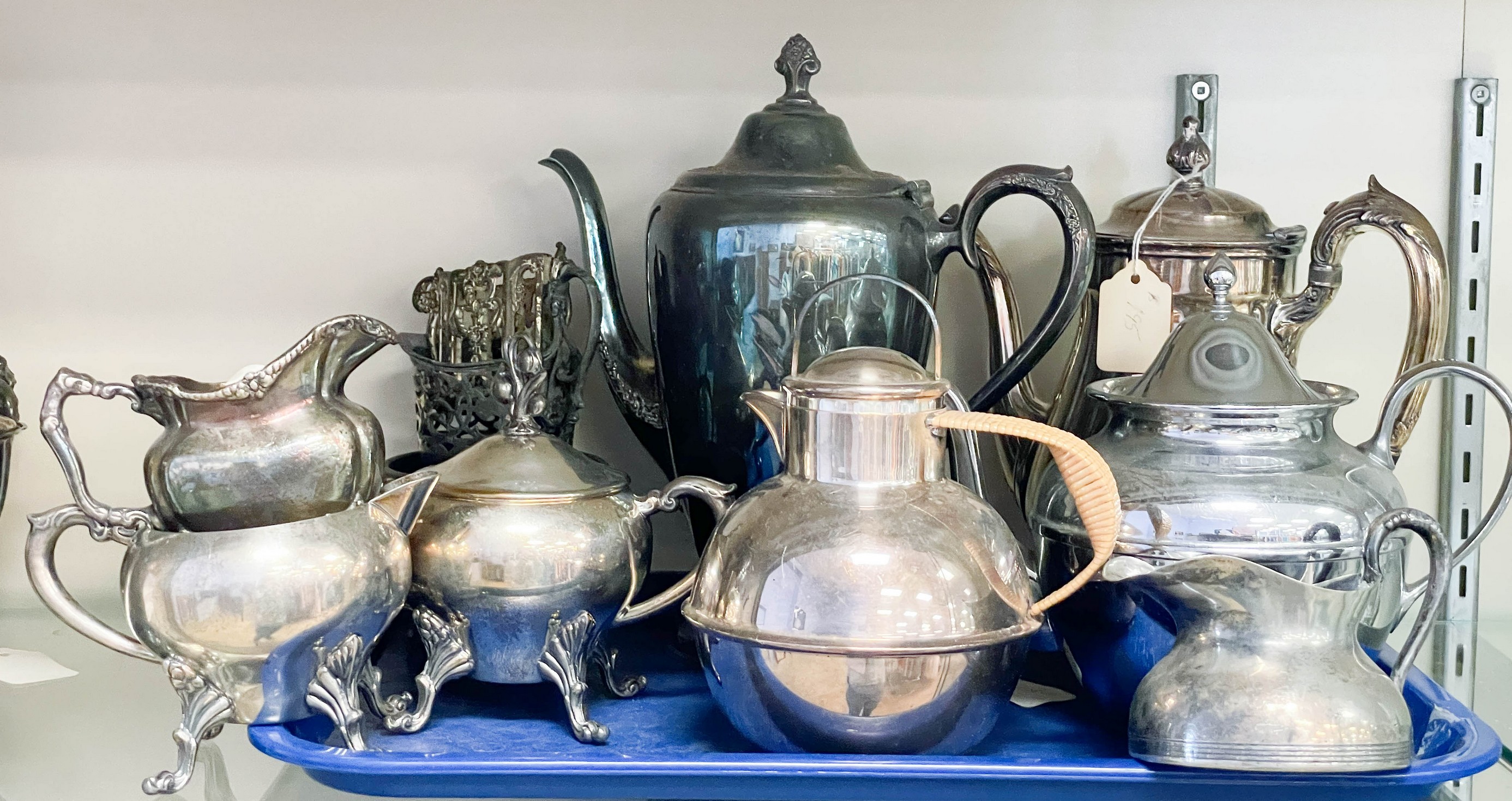 Lot of assorted tea set pieces,