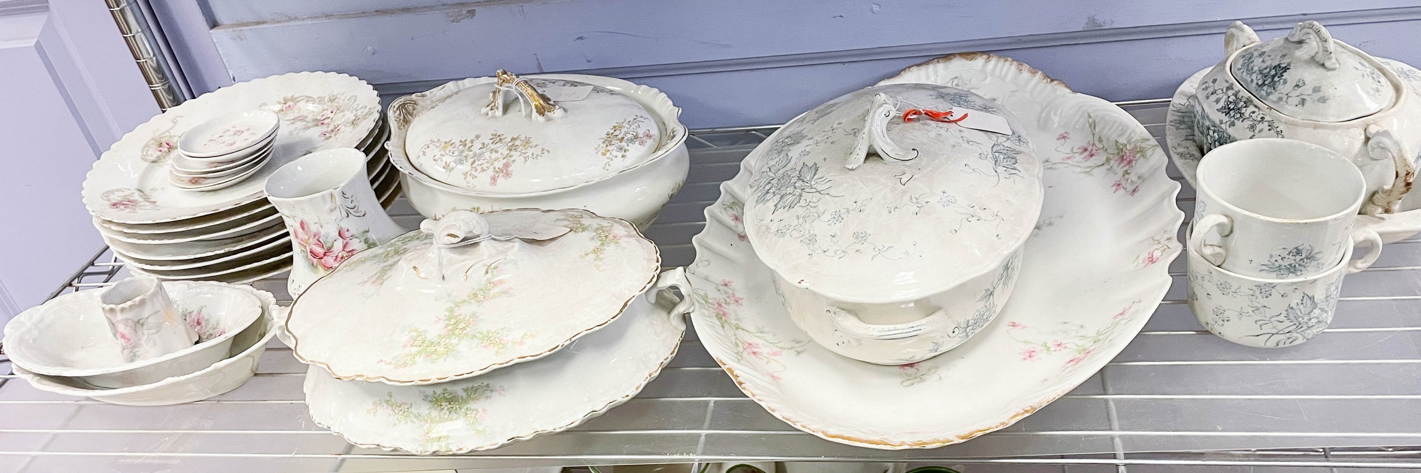 Large lot of floral decorated dinnerware