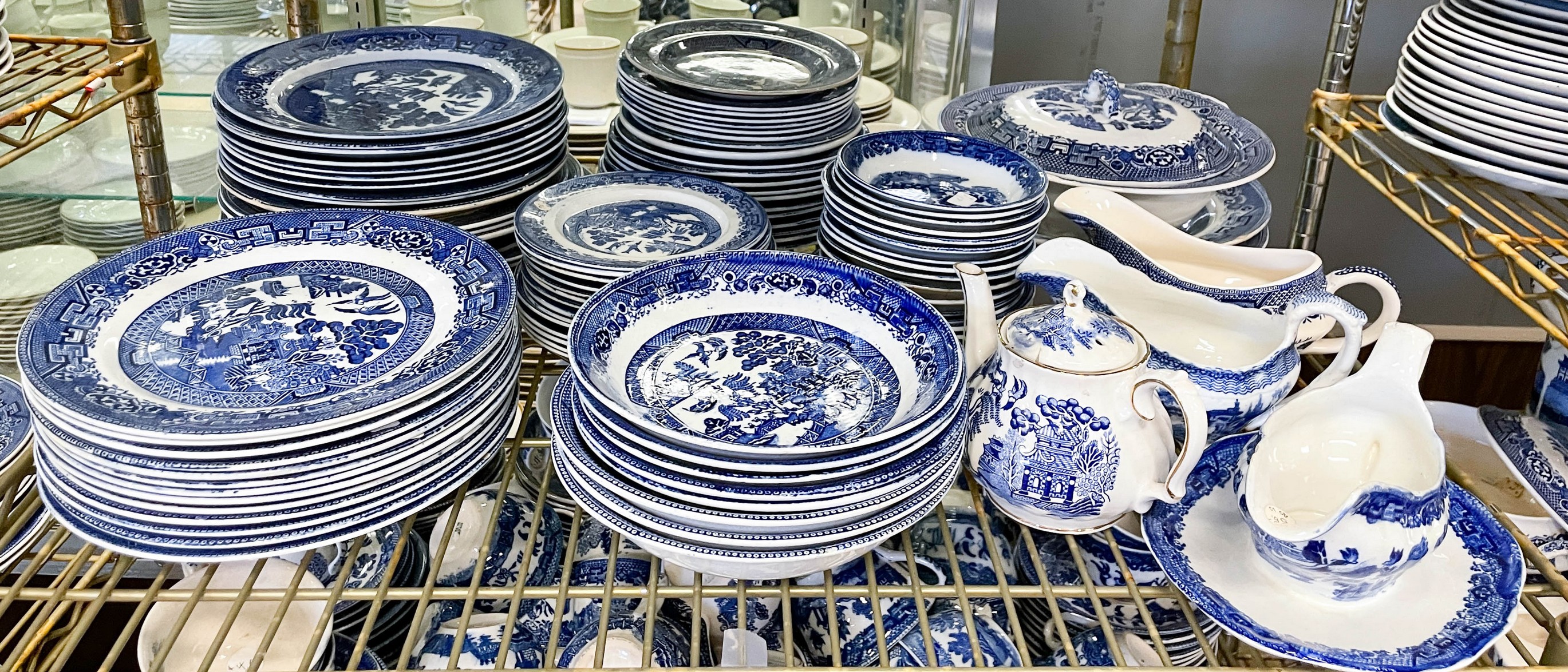 (90+) Pcs Blue Willow porcelain dinnerware,