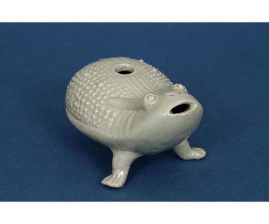 Chinese porcelain frog water vessel