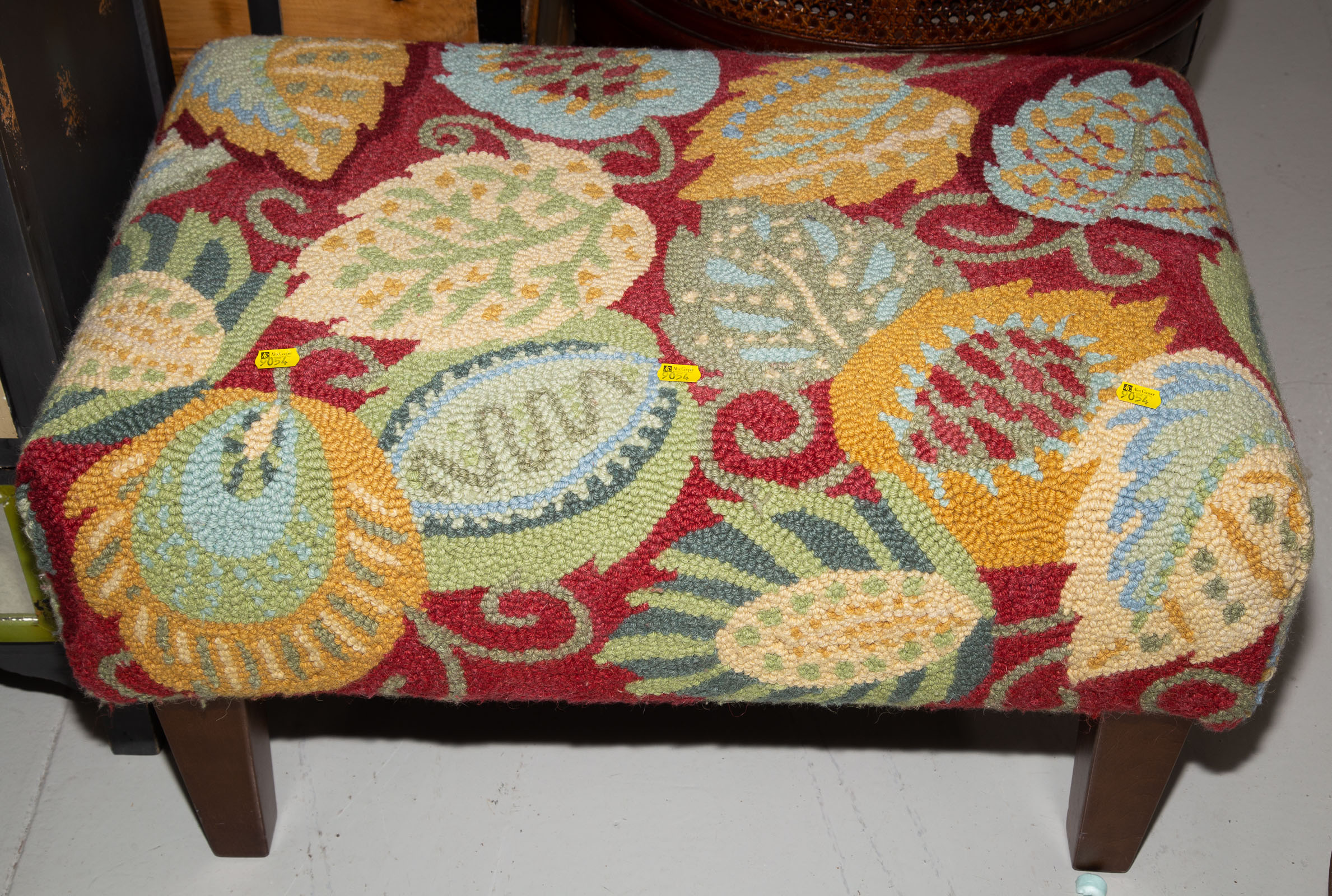 LARGE OTTOMAN WITH HOOKED FABRIC 287fca