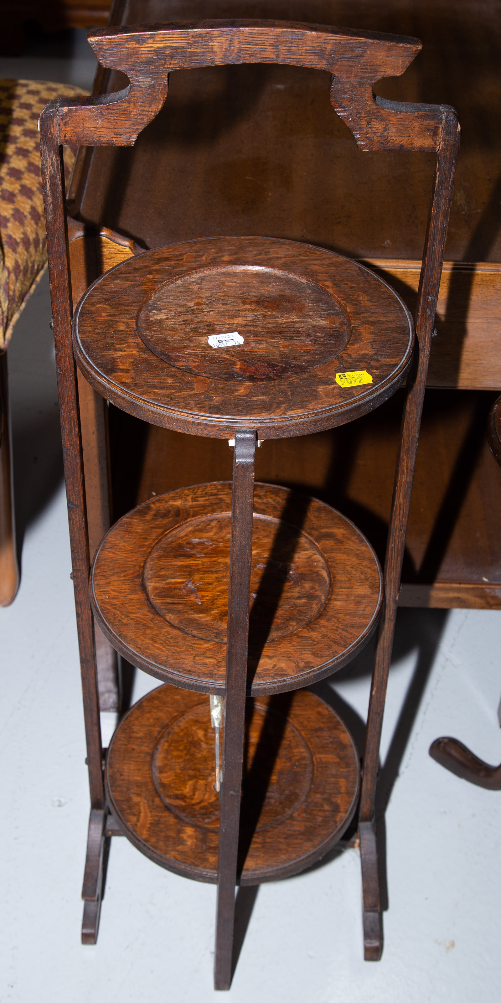 AN OAK PIE STAND Early 20th century  28803d