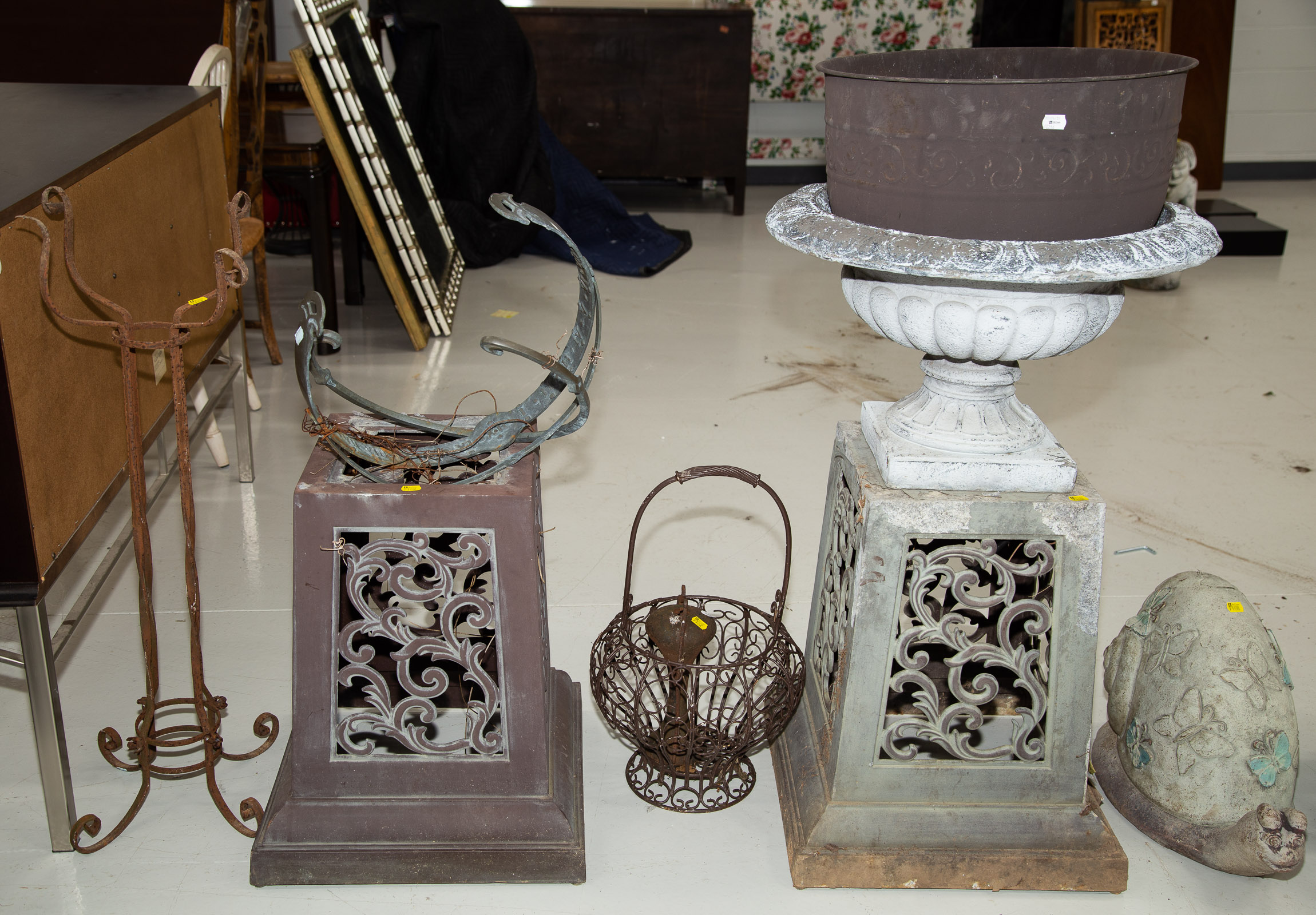 ASSORTMENT OF GARDEN ORNAMENTS