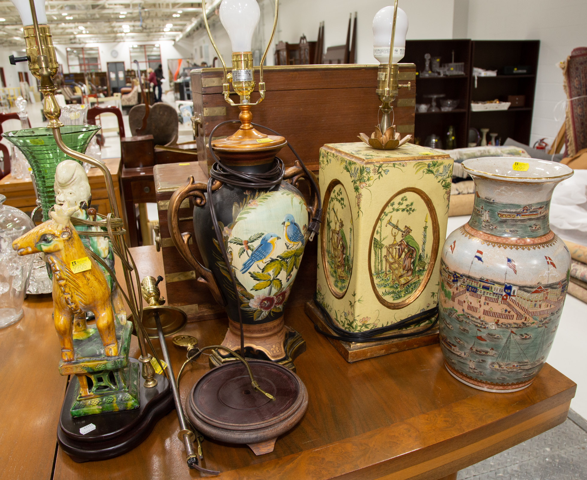 ASSORTED DECORATIVE LAMPS & CHINESE