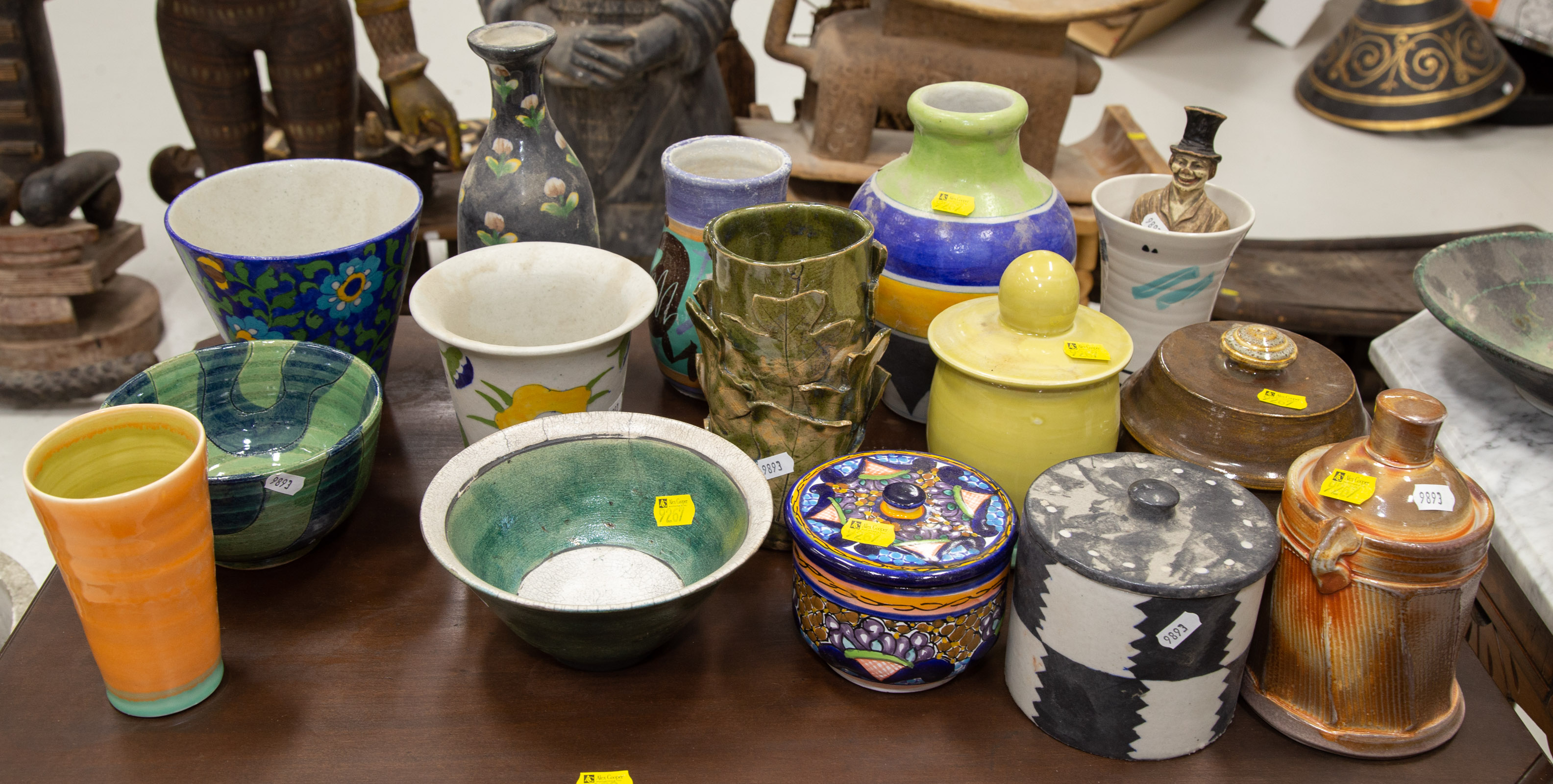 LARGE GROUP OF MODERN CERAMIC ITEMS