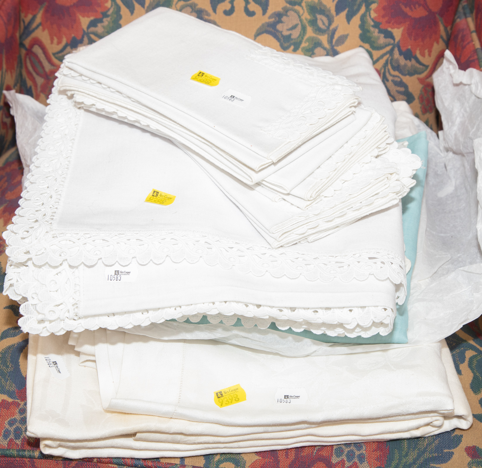 GROUPING OF VINTAGE TABLE LINENS 2882db