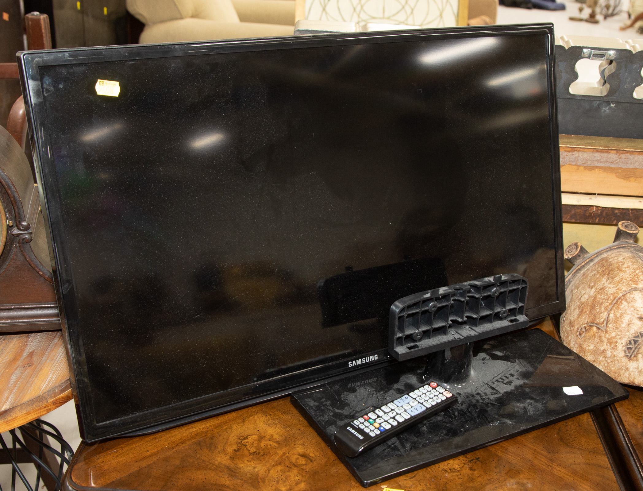 SMALL SAMSUNG FLAT SCREEN TELEVISION 2882e5