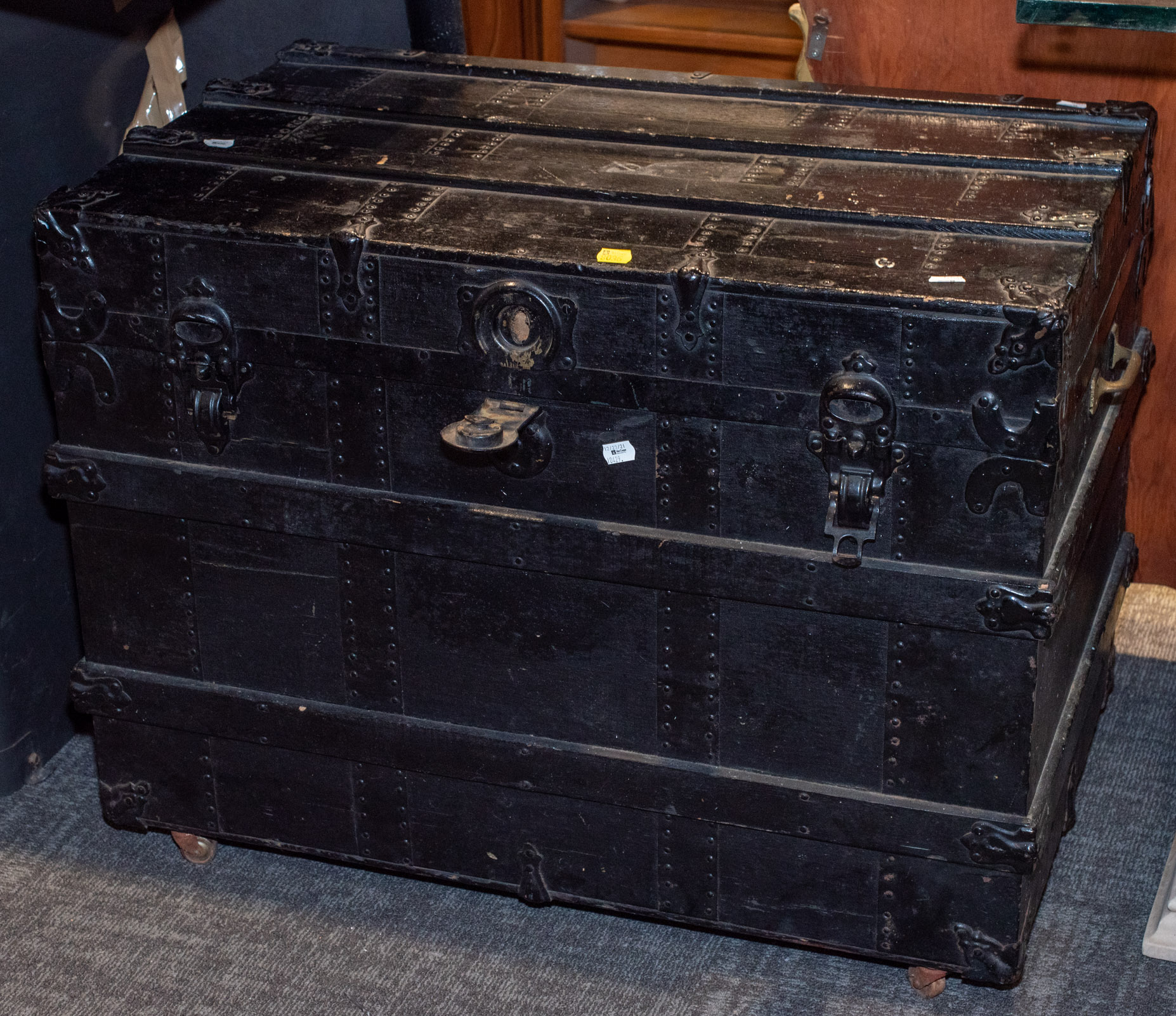 VINTAGE STEAMER TRUNK WITH TRAY