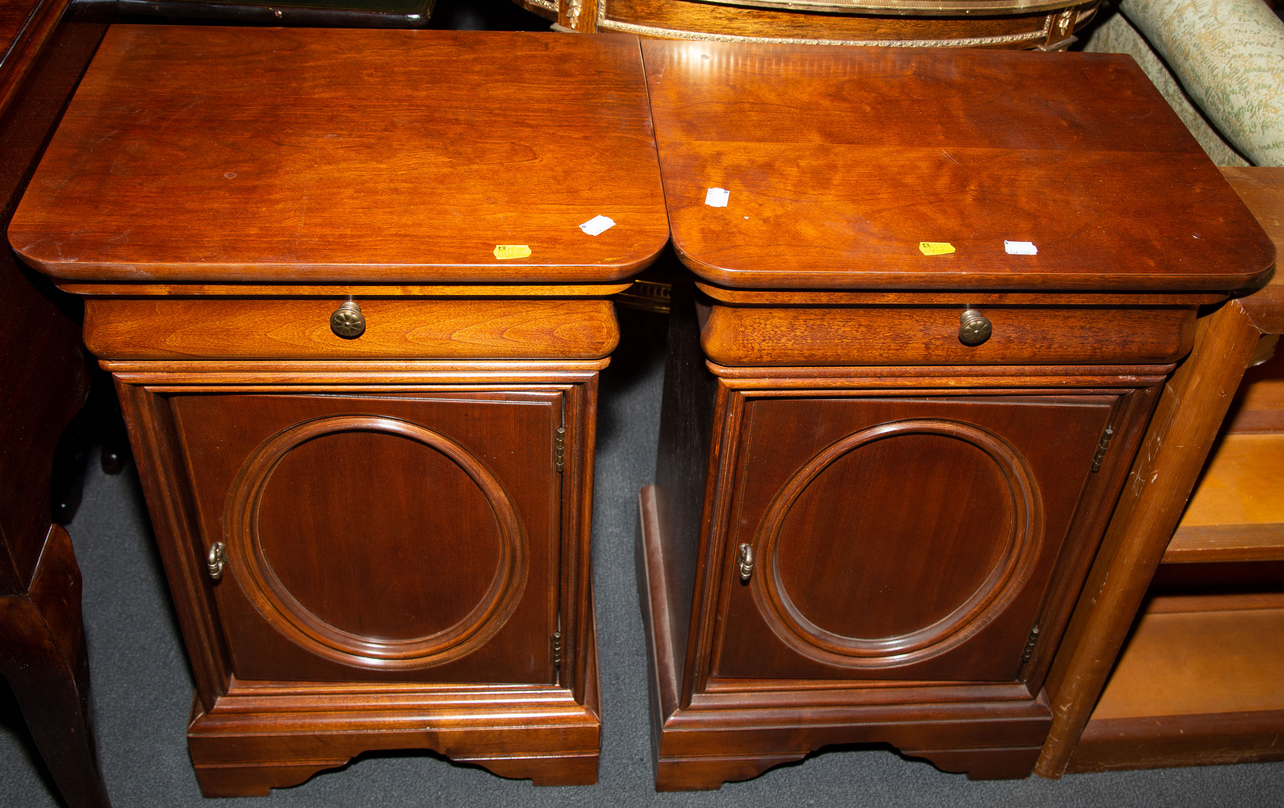 A PAIR OF LEXINGTON NIGHTSTANDS 28835b