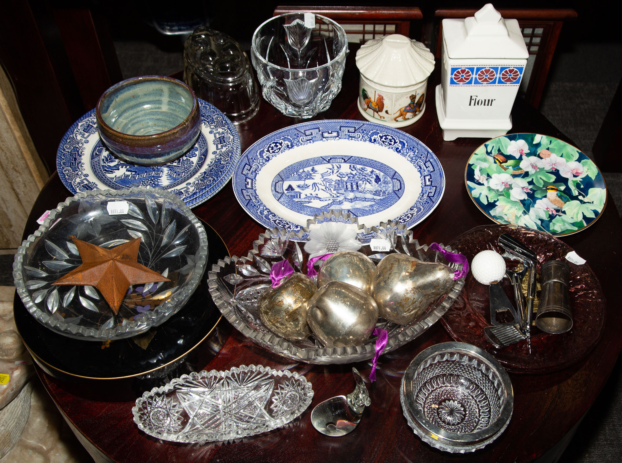 SELECTION OF COLLECTIBLES & DECORATIONS