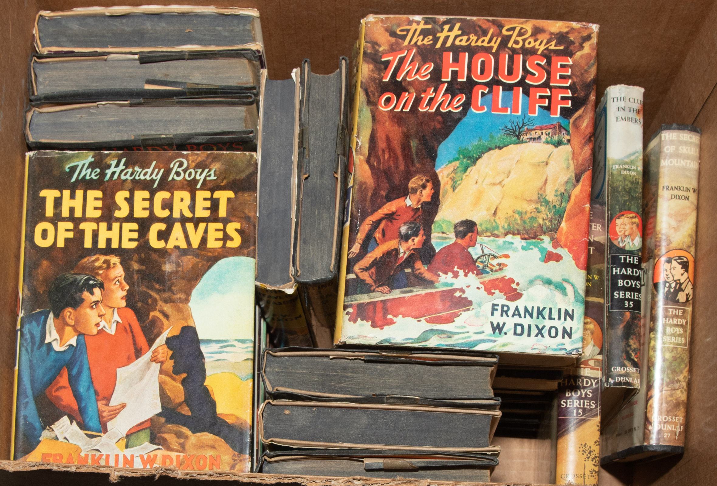 SELECTION OF 27 HARDY BOYS MYSTERY