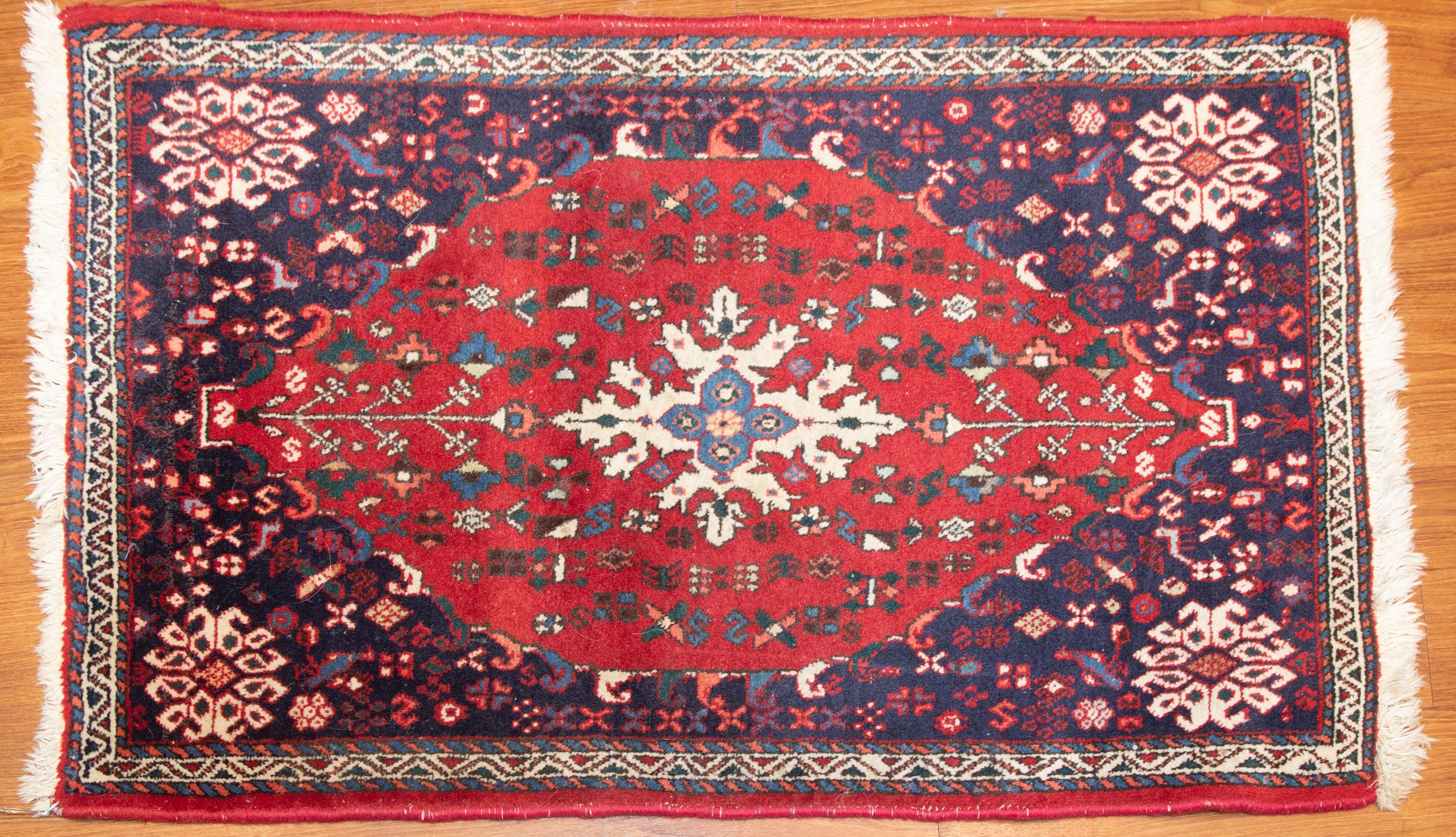 ABADEH RUG PERSIA 2 2 X 3 4 Fourth 28858a