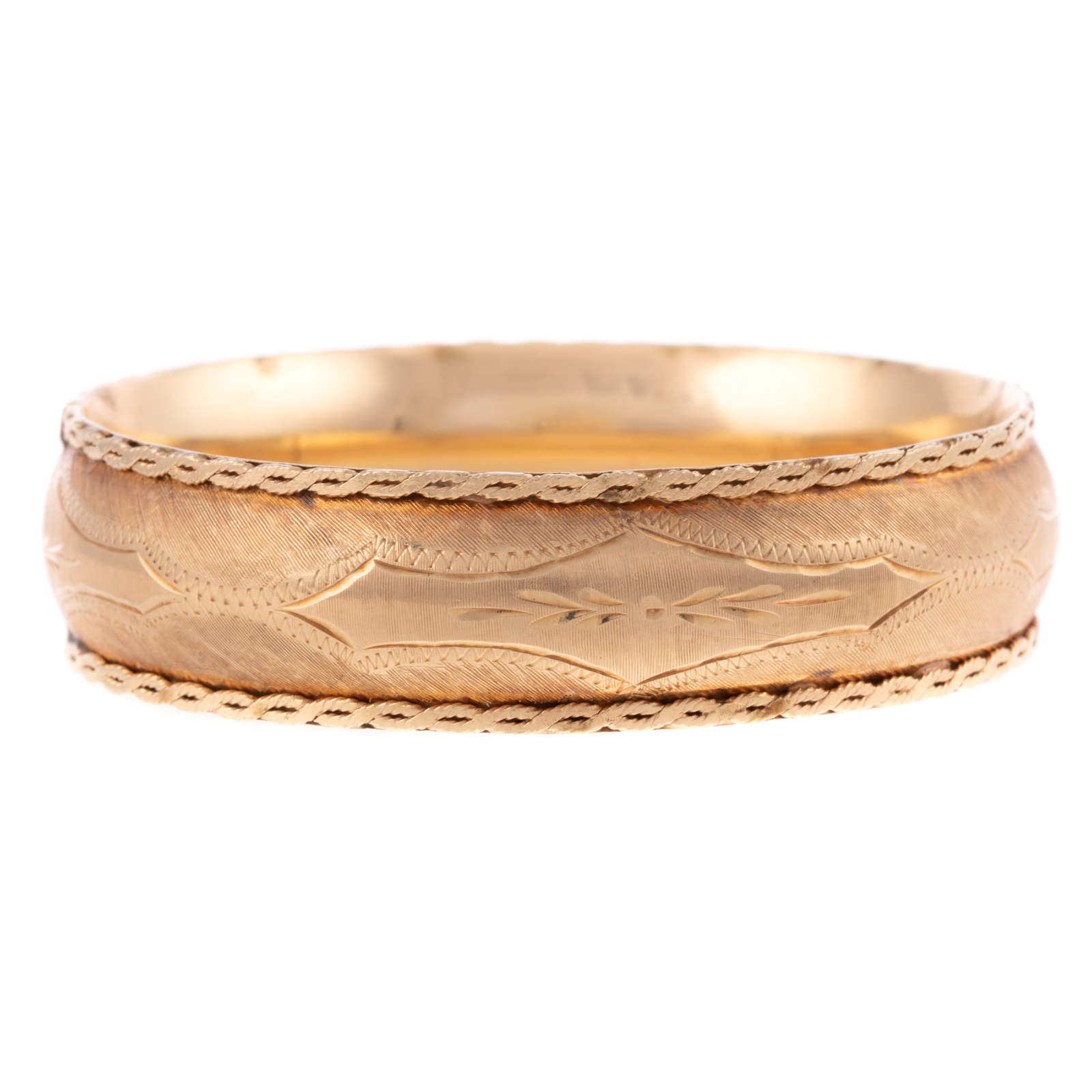 AN ENGRAVED YELLOW GOLD BANGLE 288c9c