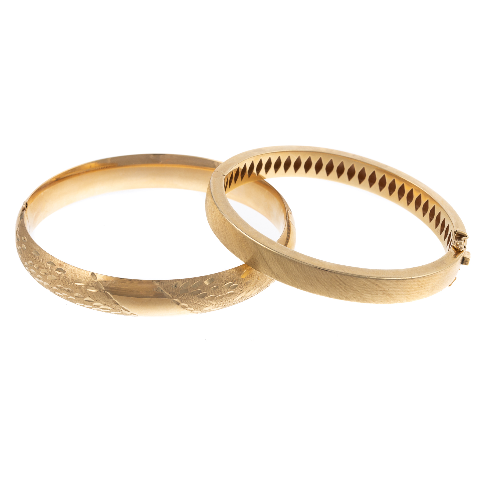 A PAIR OF BANGLES IN 14K 1) 14K