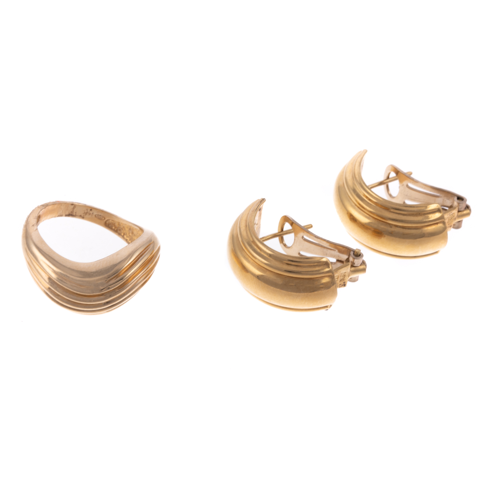 A PAIR OF 18K RIDGED HALF HOOPS 288cb4