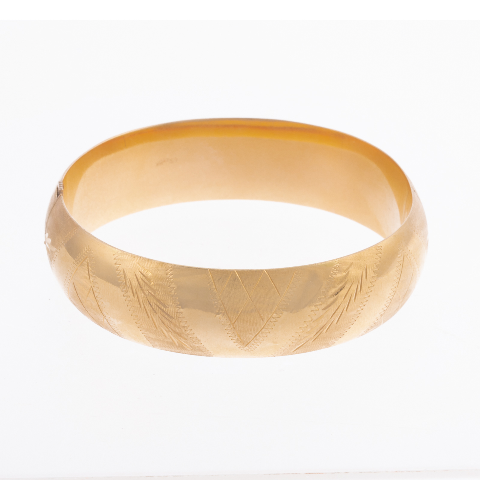 AN ENGRAVED BANGLE IN 14K 14K yellow