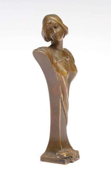 A 1900 BRONZE ART NOUVEAU MAIDEN