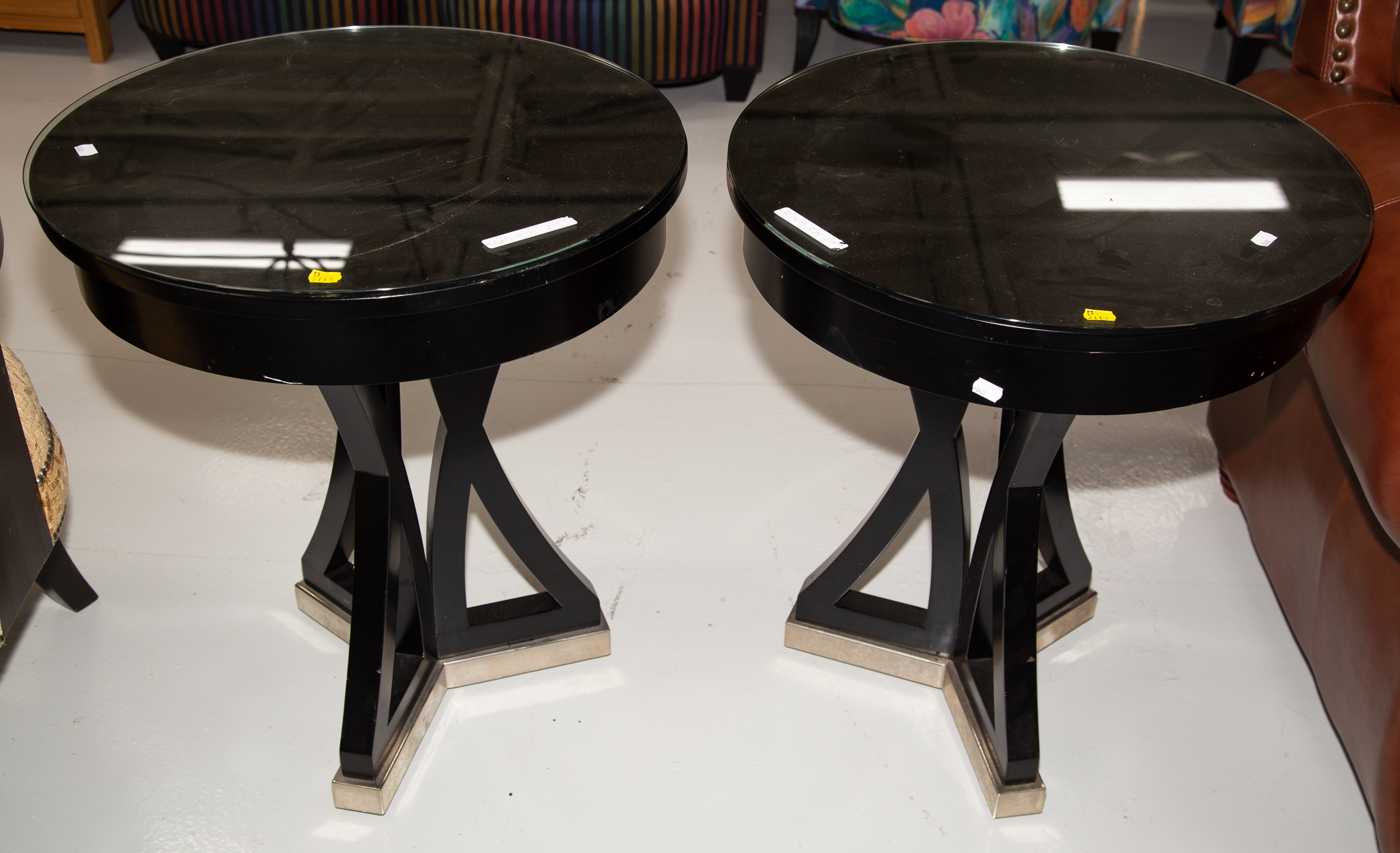 A PAIR OF CONTEMPORARY END TABLES 2894f0