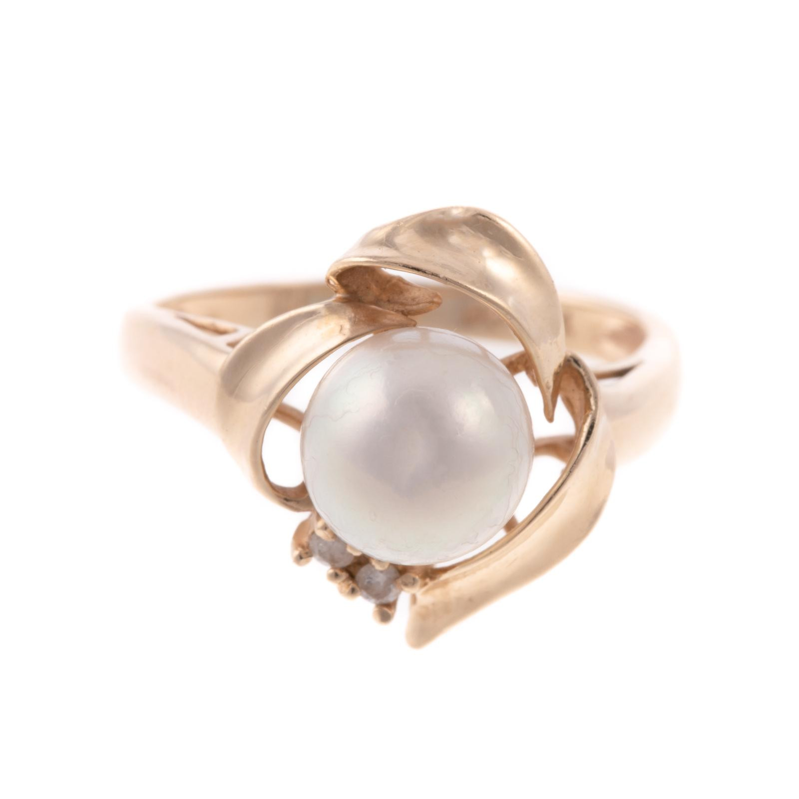 A RIBBON PEARL DIAMOND RING IN 287ca9