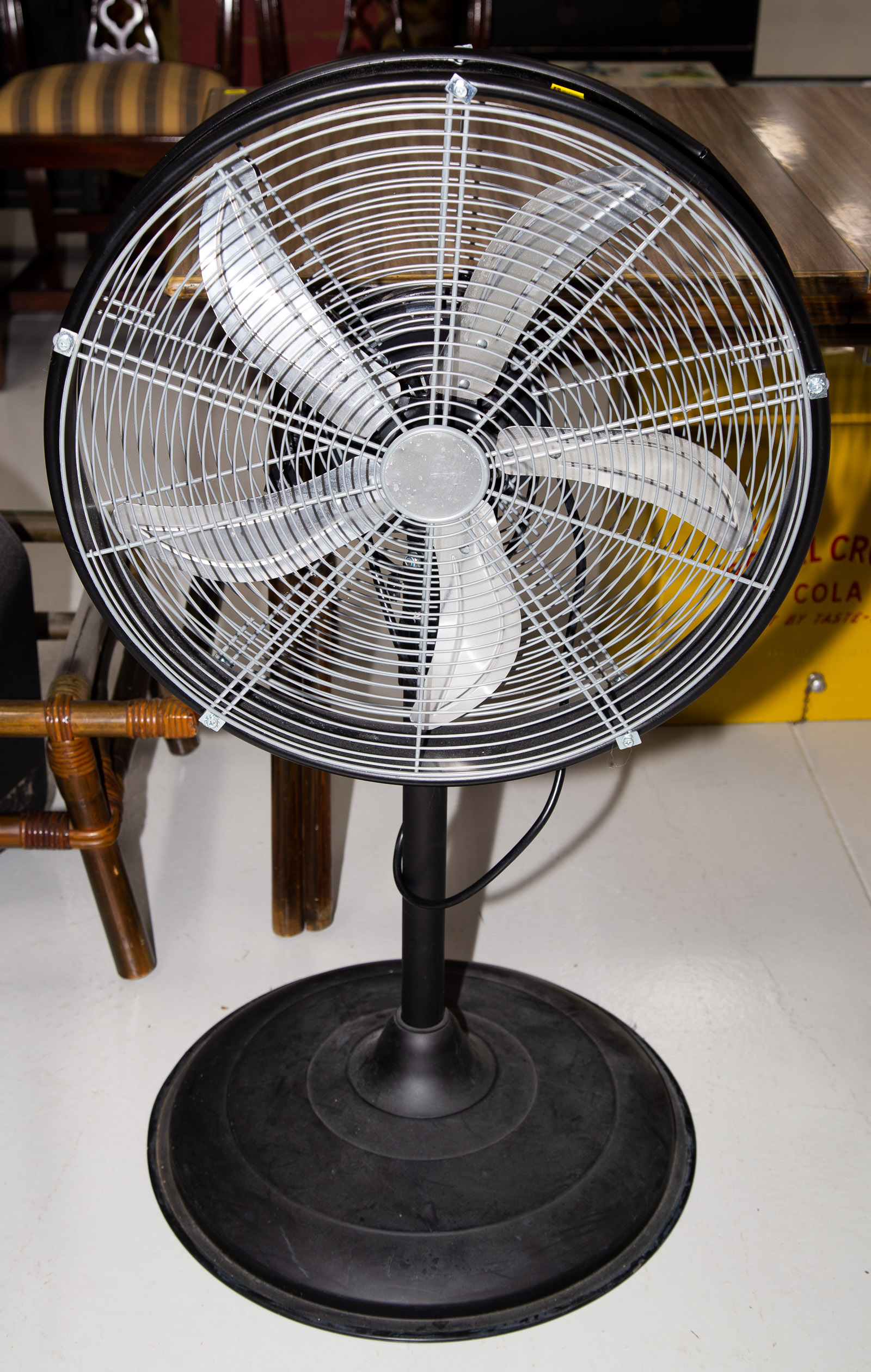 INDUSTRIAL STYLE FLOOR FAN .