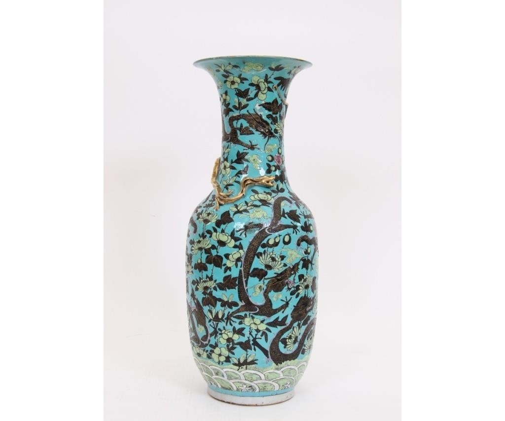 Large Chinese porcelain urn, 19th