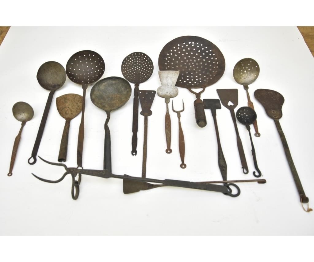 Seventeen pieces of iron cookware,
