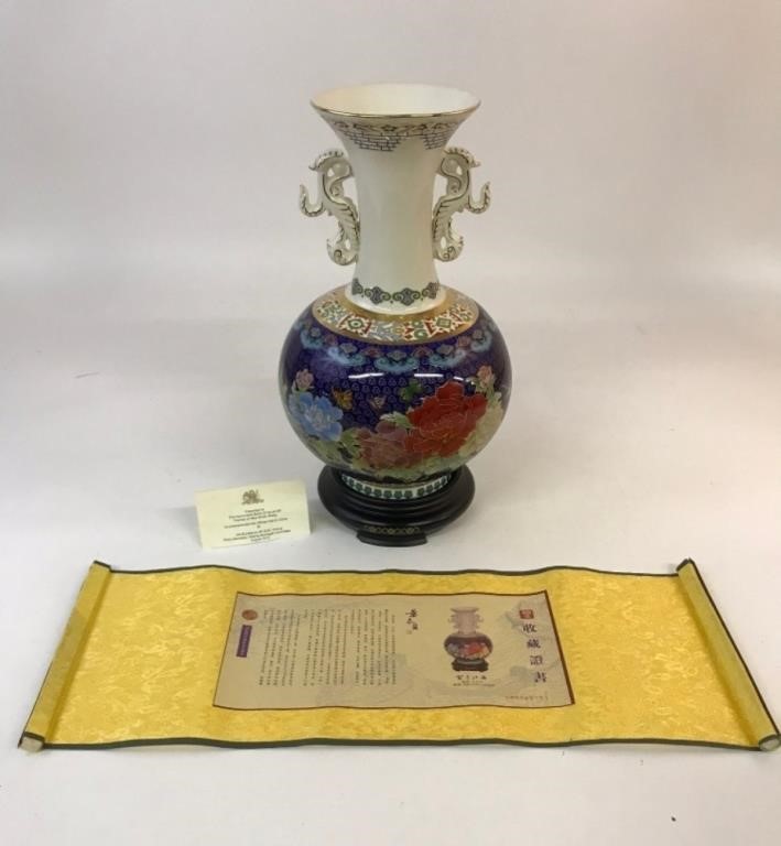 Chinese porcelain vase in box Presented 28bbaa