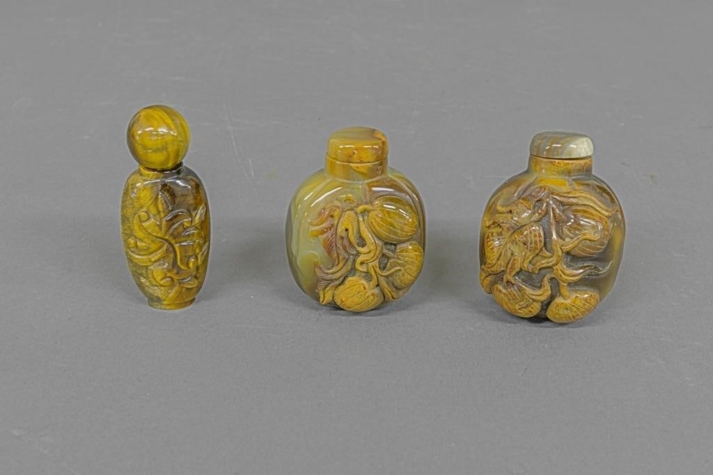 Three Chinese agate snuff bottles 28bc47