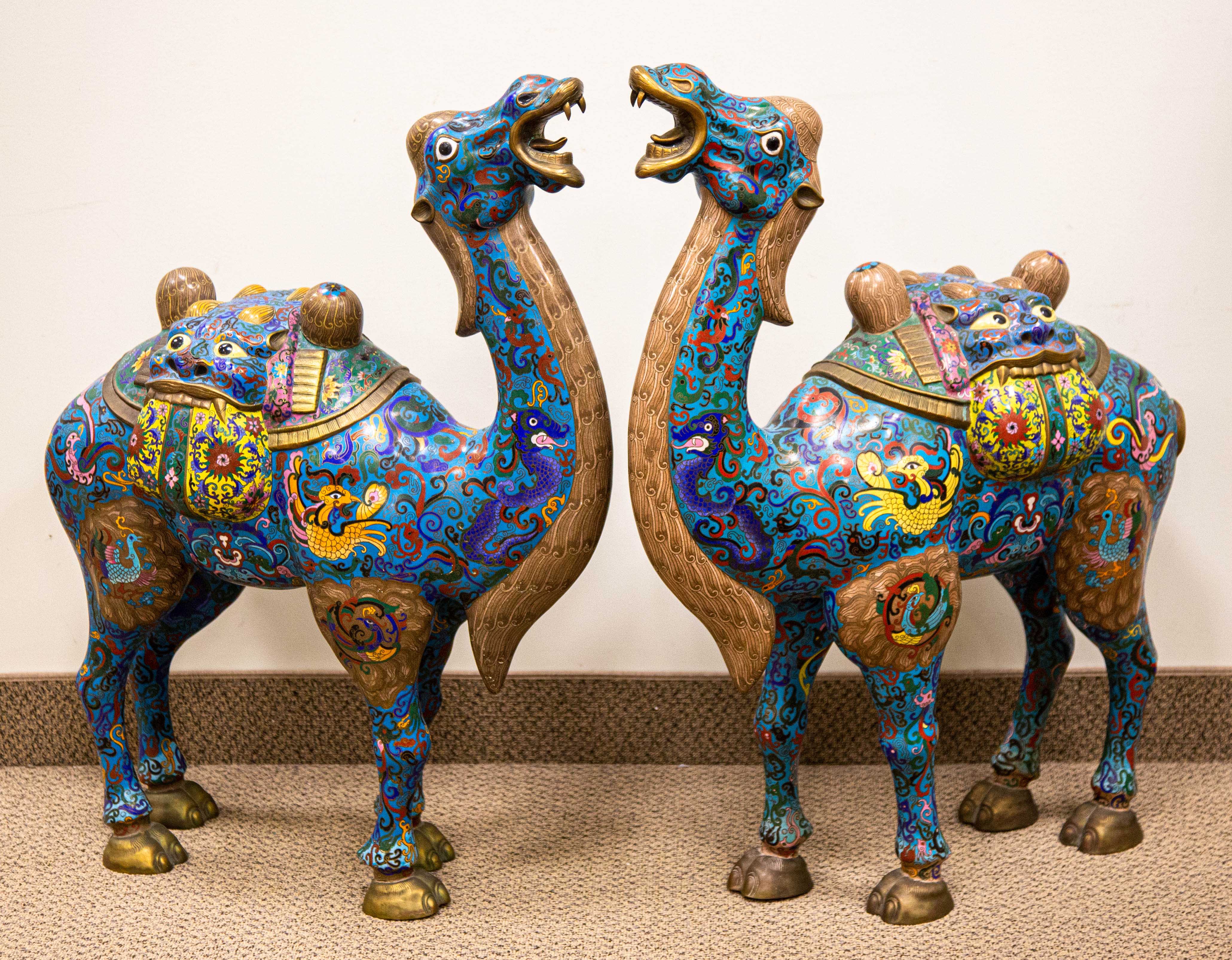 PAIR OF CHINESE CLOISONNE CAMELS 28bc6b