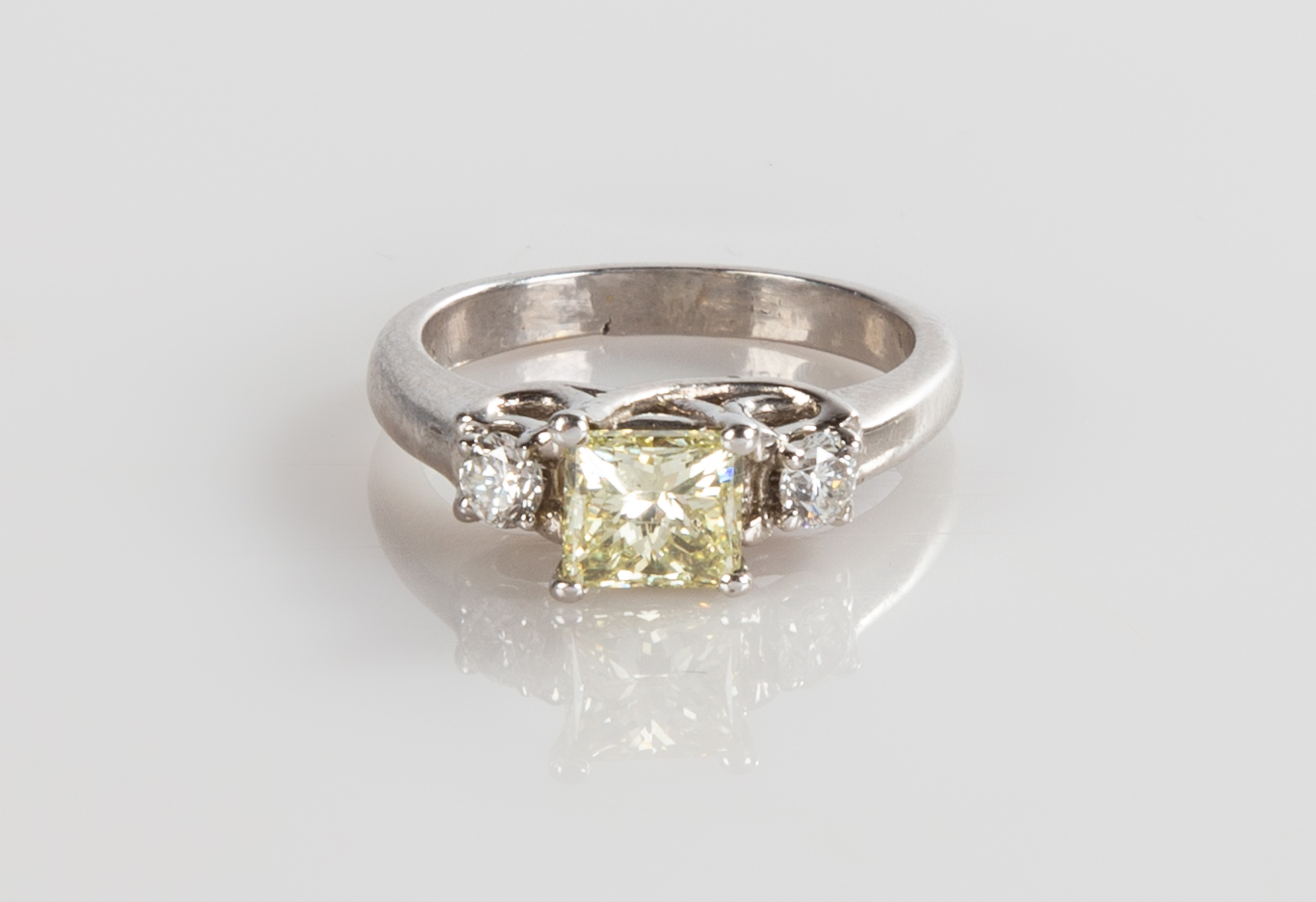 18K GOLD AND DIAMOND RING Center