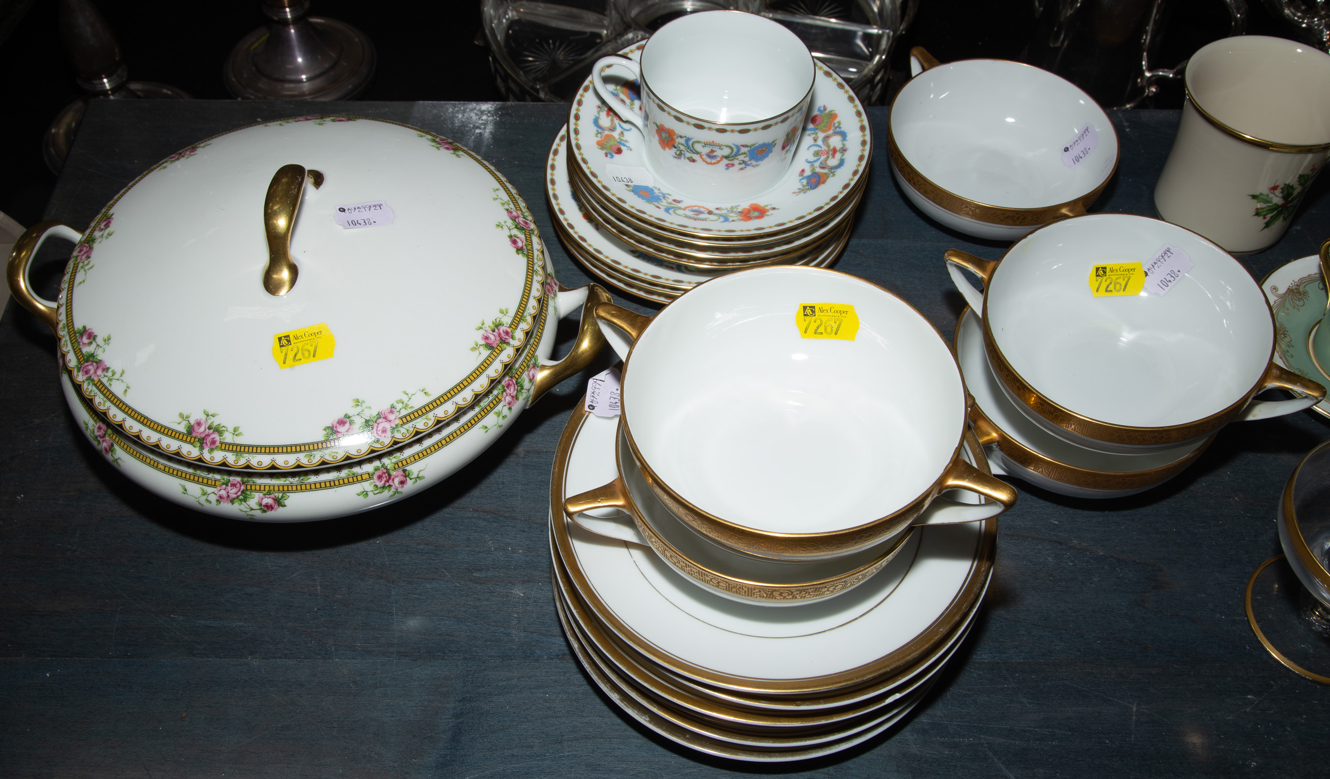 SELECTION OF DECORATIVE CHINA Includes 2896b6