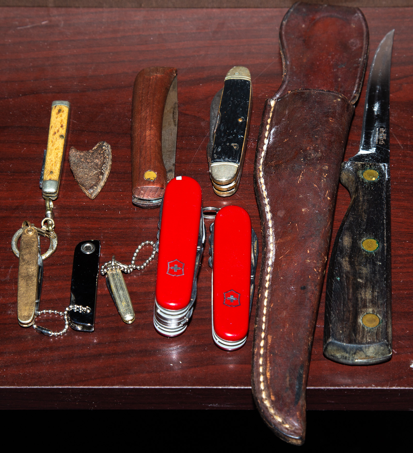 A COLLECTION OF VARIOUS KNIVES