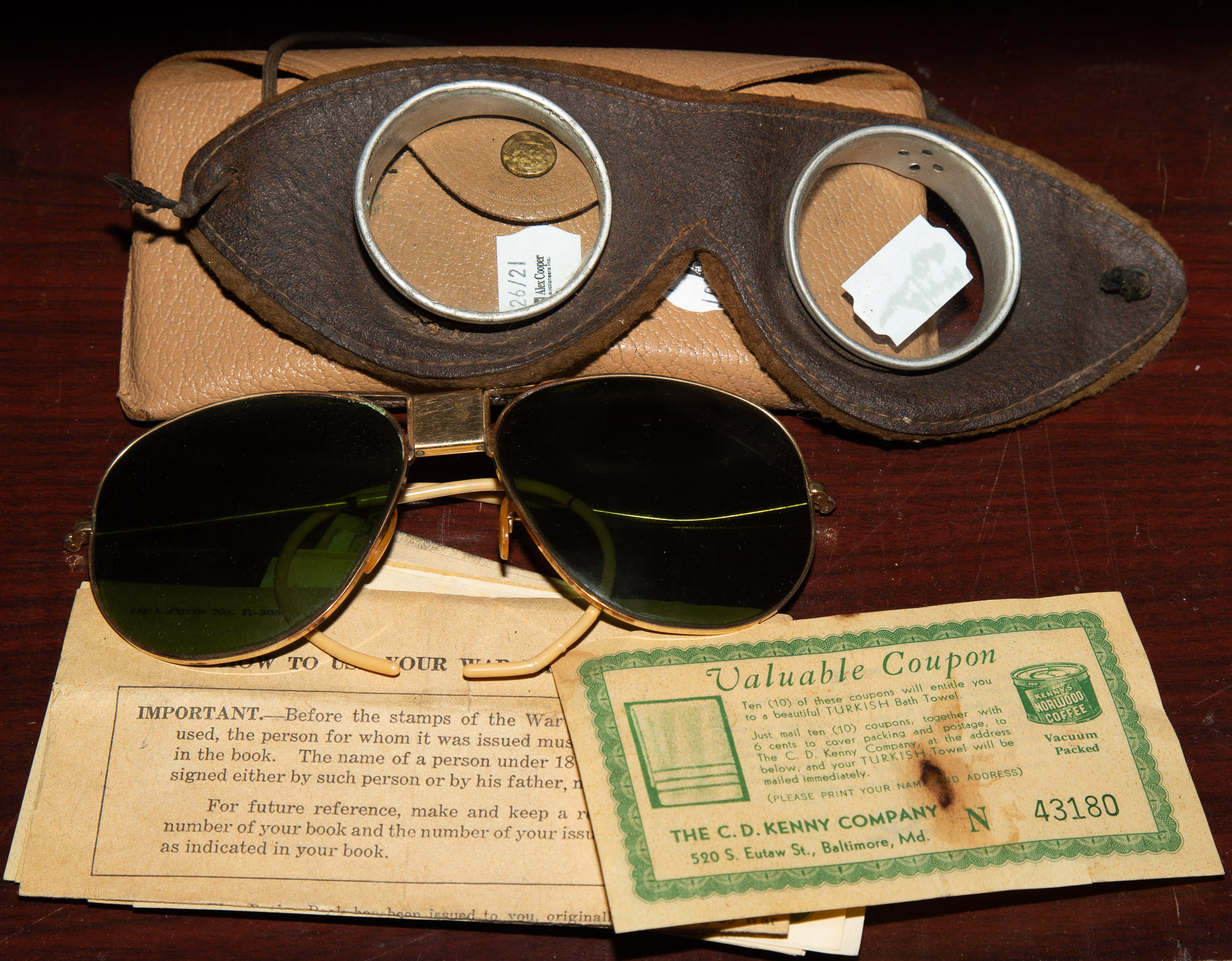 A COLLECTION OF WWI WWII ITEMS 2896d0
