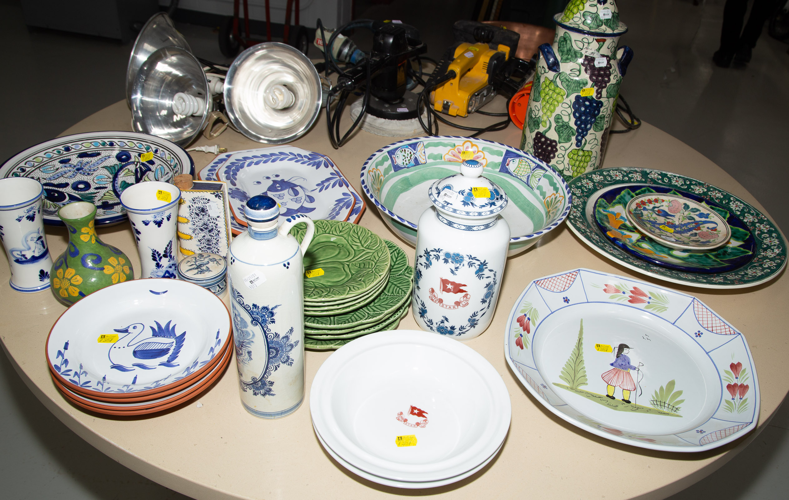 ASSORTMENT OF DECORATIVE POTTERY & CHINA