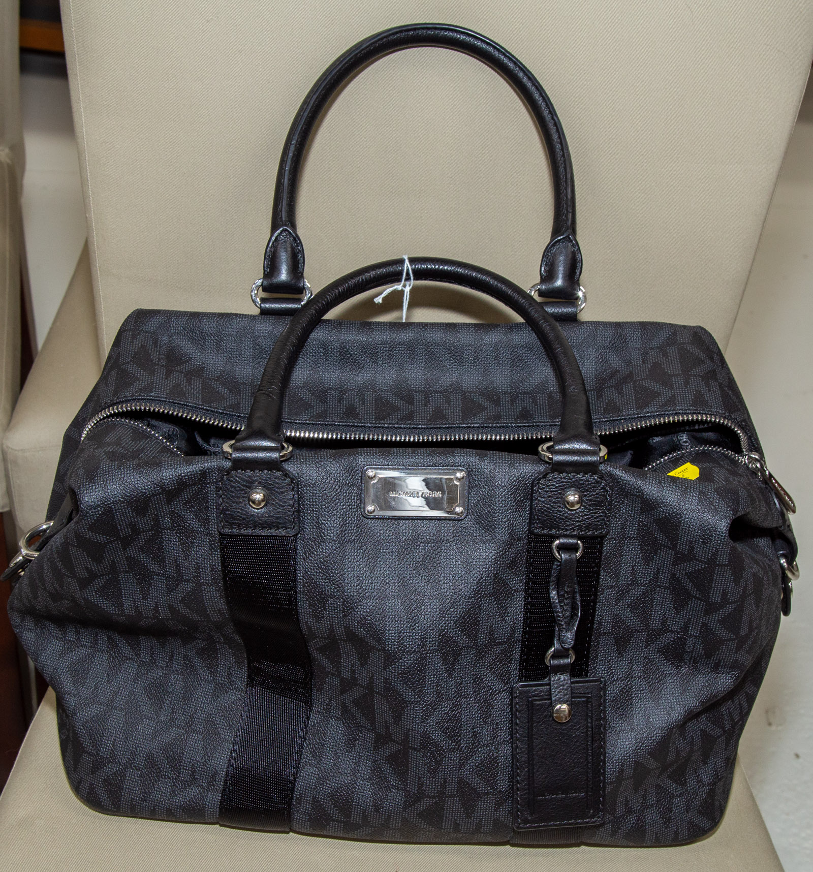 A MICHAEL KORS TRAVEL TOTE A black 289715