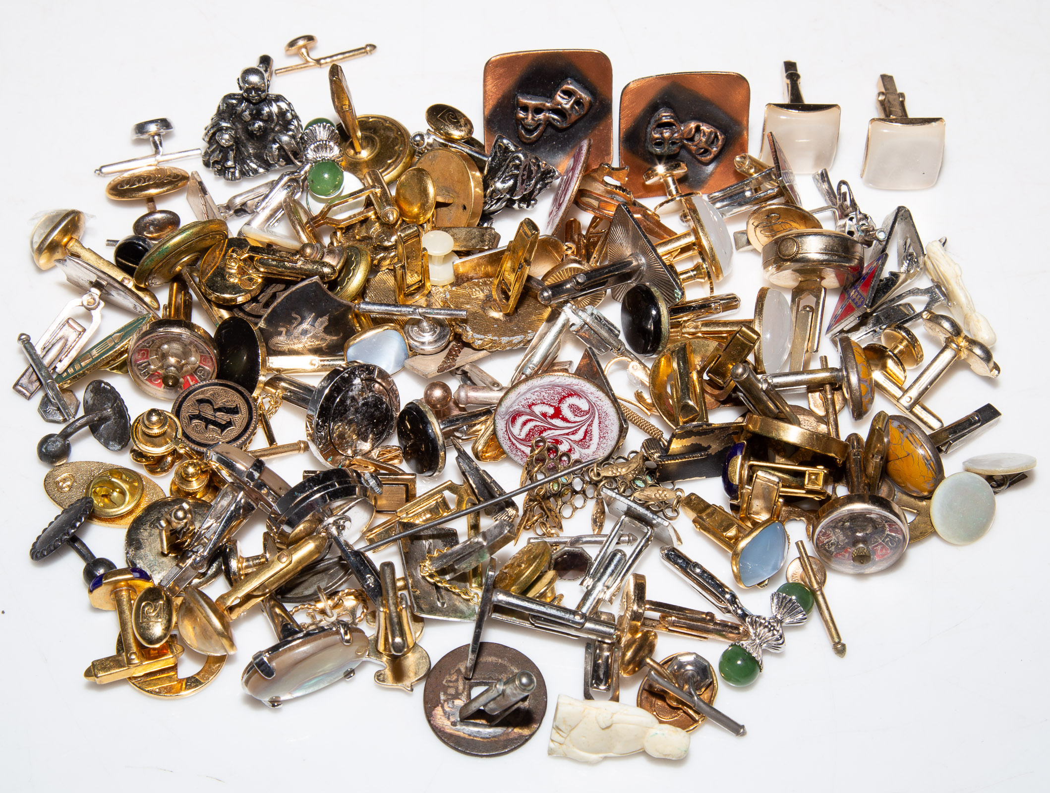 A LARGE COLLECTION OF VINTAGE CUFFLINKS 28977b